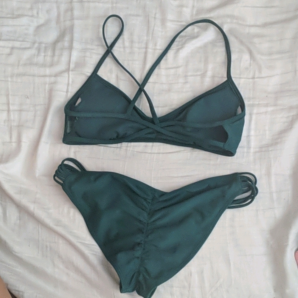 Bikini - Picture 2 of 2